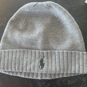 Ralph loren mössa- grå - Hej, Säljer denna fina Ralph loren mössan. Den är köpt från NK i Stockholm för 3 år sen och är som ny. Använt den Max en vinter. OBS Har kvitto! Hör av er för mer information (nypris 475kr)  Kan mötas upp i Stockholm