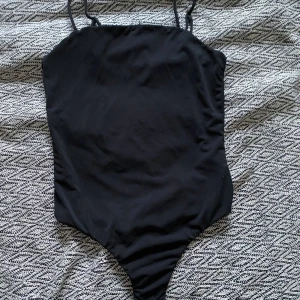 Body med justerbara smala axelband  - Min body är för liten och vill komma till nytt hem! Älskar även denna. Helt Non-seethrough vilket är helt fantastiskt. Tjockt tyg. Sitter som en smäck. Strl s! Ord pris typ 249. Nu 50 + frakt🌸🌸