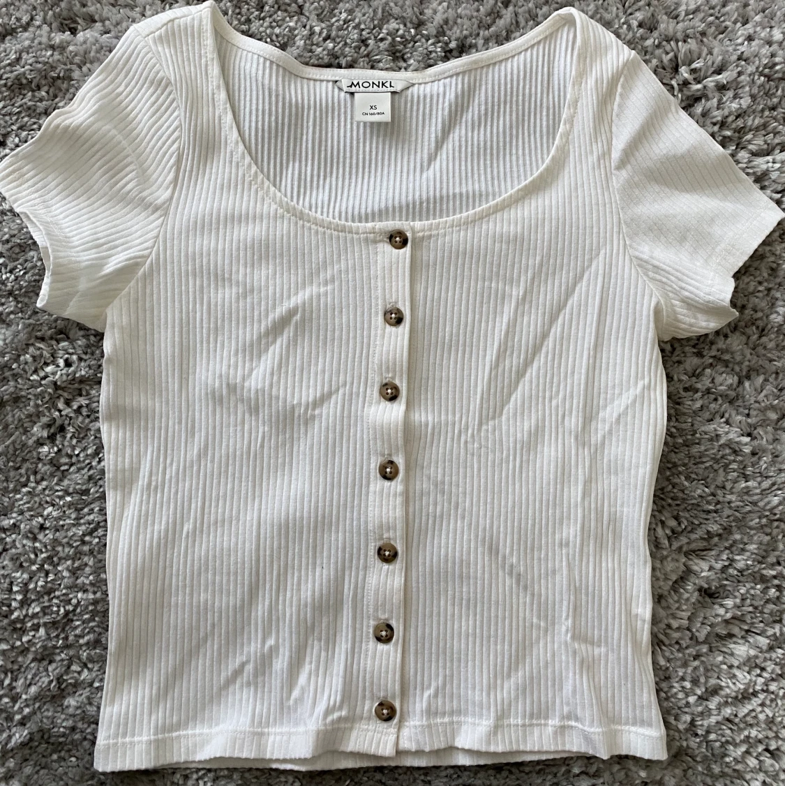 Vit topp med knappar - 91