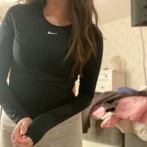 Nike långärmad träningströja - En långärmad träningströja från Nike i storlek XS! Skriv gärna privat om du vill ha fler bilder ☺️ Buda i kommentarerna! Köparen står för frakt