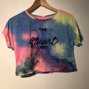 Crop top  - Köpt från SHEIN men aldrig använd pga för liten för mig. Superskönt tyg och väldigt fina färger! Står storlek M men skulle mer säga att det är storlek S, men det beror på hur man vill att den ska sitta!