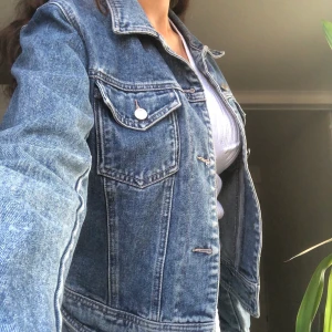 Blå jeansjacka M - Storlek M, från esprit. Knappt använd.