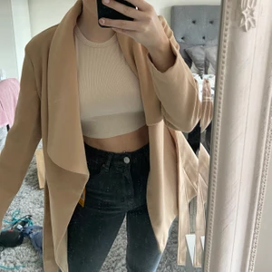 Beige kappa  - Säljer denna snygga beige kappan i storlek s/m!! Bra skick och priset kan såklart diskuteras!🤍 kan skickas men man också mötas upp i Falun