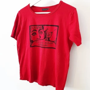 Röd Screentryckt t-shirt  - Röd t-shirt med svart screentryck "Do u care, repair and rewear?" 🖤❤