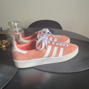 Adidas campus  - Använda 2 gånger under kort period så skorna är i princip nyskick! Storlek 40. 