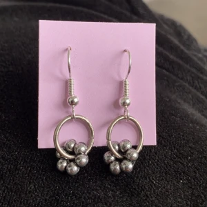 Handgjorda örhängen med blommor - Silvriga blommörhängen som är helt unika. Det finns bara ett par av dessa 🤍