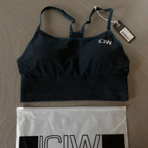 Sport bh - Helt ny, aldrig använd sport bh från Icaniwill i storlek S! Säljes pga att den var för liten på mig, men super snygg!! Färgen heter Teal Melang på deras hemsida och är en lite mörkblå/grå färg.