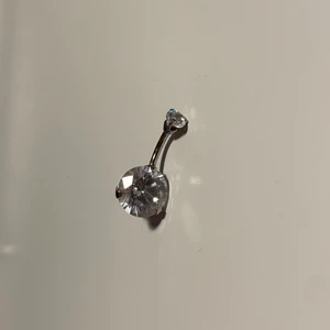 Navelpiercing - Superfin navelpiercing från India som verkligen glittrar i ljuset, väldigt bekväm även om kristallen är stor, kommer rengjord!