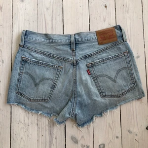 Levis shorts - Levis shorts, storlek 27 (passar mig som är S). Väl använda men fortf fint skick 💙 frakt + 66kr