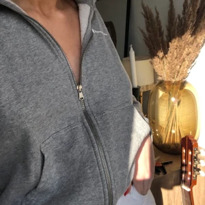 Champion zip up hoodie - En trendig zip up hoodie ifrån champion, köpt på second hand. Säljer pga för liten, i använt skick! (Pris 50 + frakt)💗