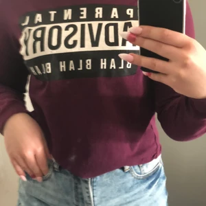 advisory hoddie - ord pris 200-300 stor i sorleken har vanligt viss s/m å sitter bra på mig 