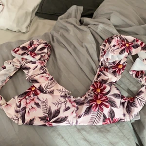 Blommig bikini  - Denna bikinin är superfin med jättebra kvalite!!!! Den är från Cubus och är andvänd en enstaka gång. Jag älskar den men har tvätt växt ur den