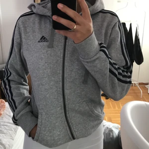 Adidas kofta - Grå adidas kofta med blåa ränder. Superbra skick