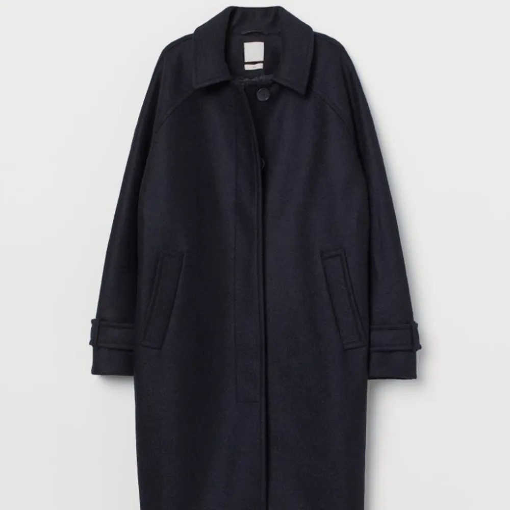 Söker denna kappa som såldes på H&M trend höst/vintersäsongen 2019! Marinblå i 100% ull. Storlek S eller XS! . Jackor.