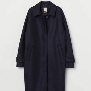Söker denna kappa som såldes på H&M trend höst/vintersäsongen 2019! Marinblå i 100% ull. Storlek S eller XS! 