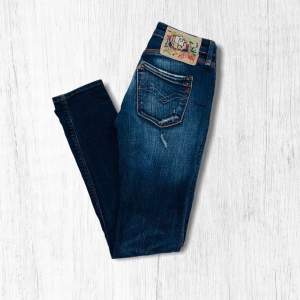 Gratis frakt!                                   Häftiga jeans från Replay med snygga glimrande detaljer på baksidan.  Skick - mycket bra  Storlek- W 26 L 32  Passform- dam, skinny 