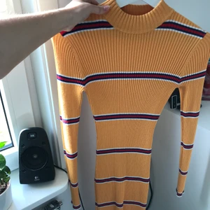 Stretchig klänning  - Snygg stretchig klänning från Bikbok! Använd endast en gång! Väldigt färgglad och passar perfekt till alla årets årstider! Hör av er om ni har frågor!