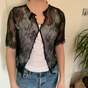 Spetsig topp från HM - Fin spetsig topp från HM! Oanvänd, lapp finns kvar. Nypris 149 kr. Jag säljer för 100 kr inklusive frakt. 