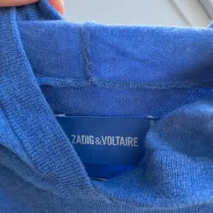 Zadig cashmere hoodie oanvänd finns ej kvar att köpa i butik. 