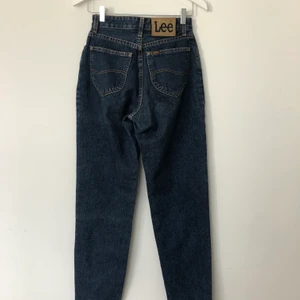 Lee Jeans  - Mörk blåa Lee Jeans, 100% cotton. Står storlek 28/31 men dom är väldigt små i storleken så tror dessa egentligen är ett par 25/26 i midjan. Bra skick!
