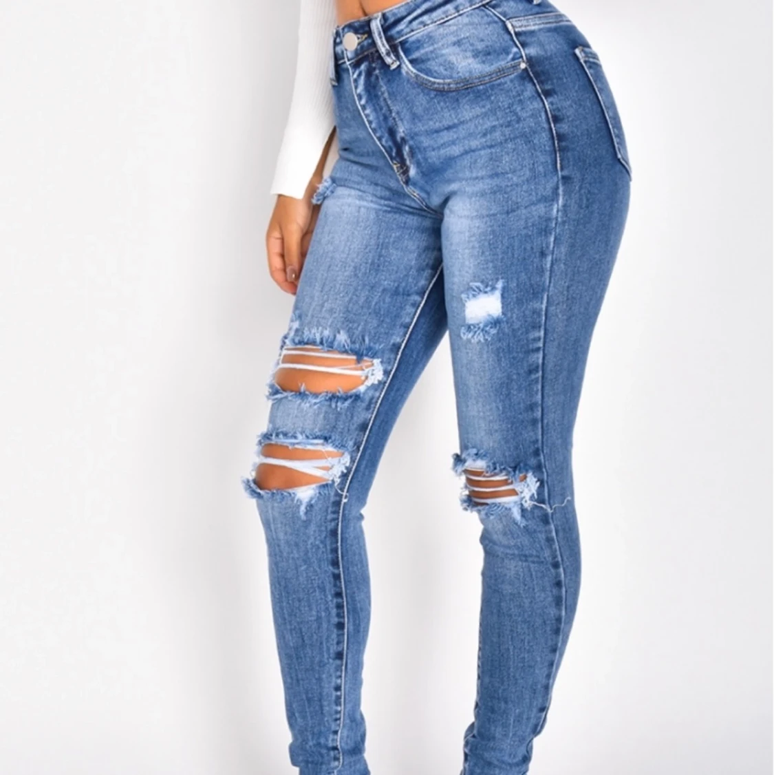 Snygga  jeans med hål storlek S - 91