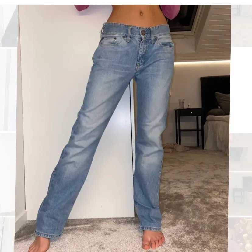 Säljer dessa snygga jeans köpta på beyond retro! Väldigt snygga dock för stora för mig i midjan💕skriv till mig privat om ni är intresserade. Jeans & Byxor.