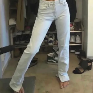 Jeans med slits - Slåtsålda jeans med slits från zara❤️(lånade bilder)