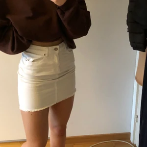 Vit jeanskjol - Vit jeanskjol från pieces, använd fåtal gånger och säljer för den inte kommer till användning längre💕 skulle inte påstå att den är genomskinlig som vita kläder lätt kan bli