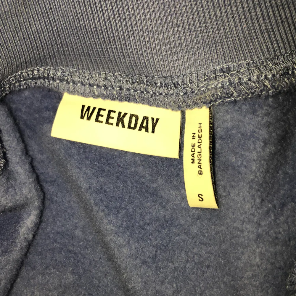 Snygg blå (doveblue) sweatshirt med halv dragkedja! Använd Max 2 gånger så fint skick! Köpt på Zalando.com från weekday. Nypris 279 kr.. Tröjor & Koftor.