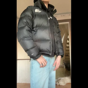 North face puffer jacket - som ny - Gör nu en pricecheck på min north face jacka, inte säkert att jag säljer, men om jag känner at jag får rätt pris kommer jag garanterat sälja. Köptes för bara någon månad sedan och är därav i perfekt skick, inget att anmärka på! Skriv privat vid bud, frågor eller för fler bilder. Ledande bud är 1700, höj med minst 50 eller köp nu för 1950!