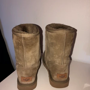 Uggs höga beige strl. 39 - Inga skador förutom insida häl efter användning. Fråga om mer info. Väljs leverans står kund för leveransen.