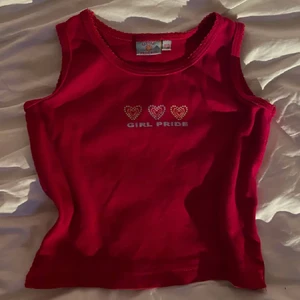 Tank top - Säljer detta söta linne som jag köpte här på Plick, igentligen barnstorlek så skulle säga att den passar xxs-xs💕 85kr + frakt!