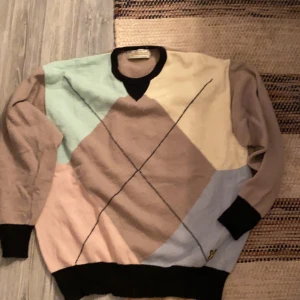 Stickad tröja - Fin stickad tröja, köpt second hand men är som ny och är oanvänd. 