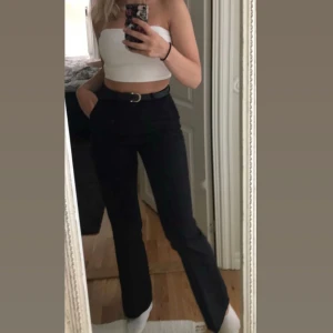 Kostymbyxor Bik Bok - Säljer dessa populära kostymbyxor från Bik Bok i storlek 38. Ser som nya ut, köptes för 400 säljer för 100kr