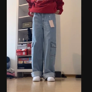 90’s Baggy Jeans - Säljer dessa helt nya baggy jeans som aldrig har används. Köpta från Los Angeles för 700kr. Dessa är storlek 39/40 och sitter stora på mig med storlek 37/38. Passar för både långa och korta personer beroende hur man vill att dem ska sitta. 