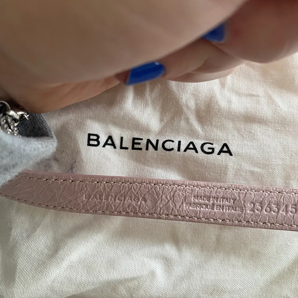 Finaste rosa Balenciaga armbandet i toppskick då det knappt är använt!! Lägger ut igen då den som vann budgivning slutade svara. Dustbag och äkthetsbevis medföljer⚡️⚡️ 1000 kr först till kvarn💕. Accessoarer.