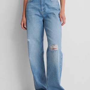 Blåa jeans, i wide leg modell. Från NAKD i storlek 36. Köparen står för frakten. 