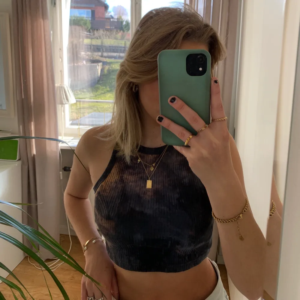 Jättefint croppat racerback linne med tie dye liknande mönster :) Har fler bilder på linnet, så det är bara att fråga så skickar jag! Frakt tillkommer på 24kr! . Toppar.