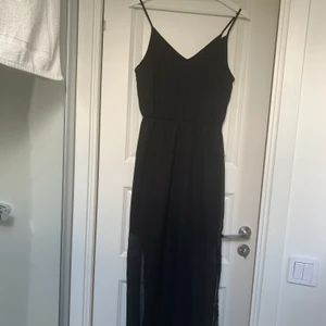 Svart maxiklänning från H&M - Svart maxiklänning / sommarklänning från H&M. Storlek 36. Detaljer: Slits vid sidan om benen.  Använd Max 5 gånger! Mycket bra skick! Frakt tillkommer.