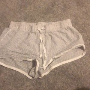 Pyjamasshorts - Storlek xs från hm. Supersnygga gråa och vita ränder