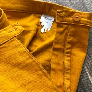 Byxa från Monki - Senapsgula
