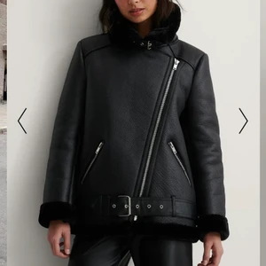 Skinnjacka/vårjacka - Pilotjacka i bonded läder från Nakd! Jättefin nu till våren och helt oanvänd så toppskick. Orinalpris är 1000kr men  säljer för 300!! 🤍 (den kortare variaten)