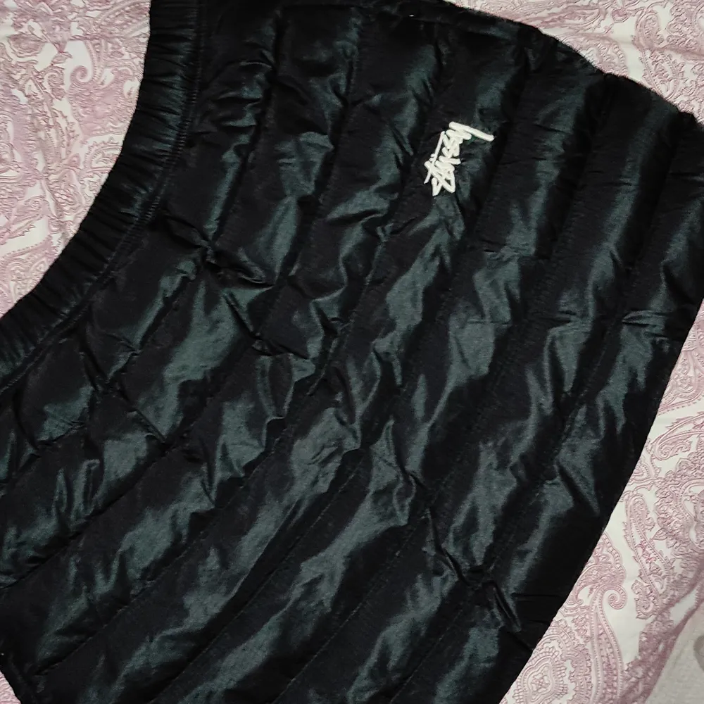 Nike stussy kjol i svart st m .helt ny .kostar 3000 ny. Kjolar.