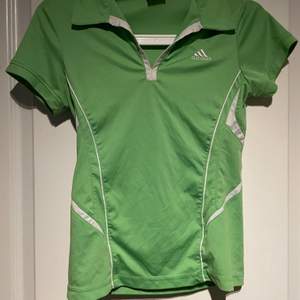 Grön träningströja från Adidas i använt skick. Köparen står själv för frakten 