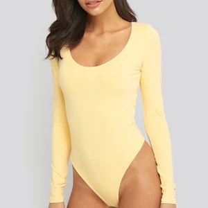 Ljusgul body Nakd  - Säljer en ljusgul body från nakd. Storlek S. Aldrig använd. Köparen står för frakt. 