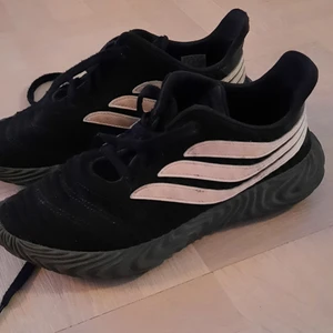 Adidas Sobakov skor 350kr storlek 40 - Skorna är nästan oanvända. Använda cirka 3 gånger så väldigt fint skick. Storlek 40. Nypris 1200kr mitt pris 250kr. Kan skickas köparen står för frakten.