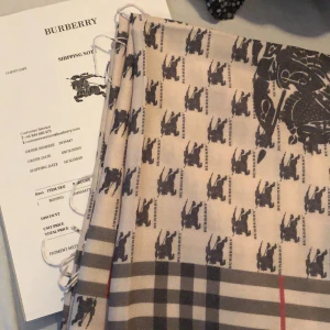Burberry - Äkta burberry scarf i väldigt skönt silkes material. Priset kan disskuteras och dras ner vid snabb affär! 
