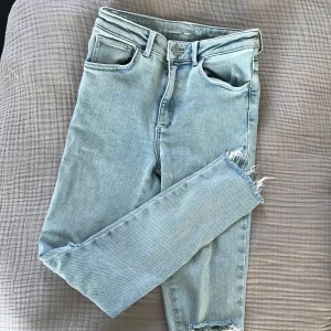 Jeans st 38  - Stretchiga jeans med hål på knäna 