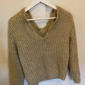 Glittrig stickad ⚡️ - Riktigt snygg oversize glittrig/guld tröja 🤯 svinsnygg och speciell ✨ står storlek xs men är ganska oversize så passar förmodligen upp till M också 