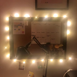 Ljusslinga - Ca 2 meter lång, ”formbar”,  ljusslinga med klämmor på (för att sätta upp tex kort) som går att ta bort eller byta plats på. Batterier medföljer.💛 35kr + frakt💛